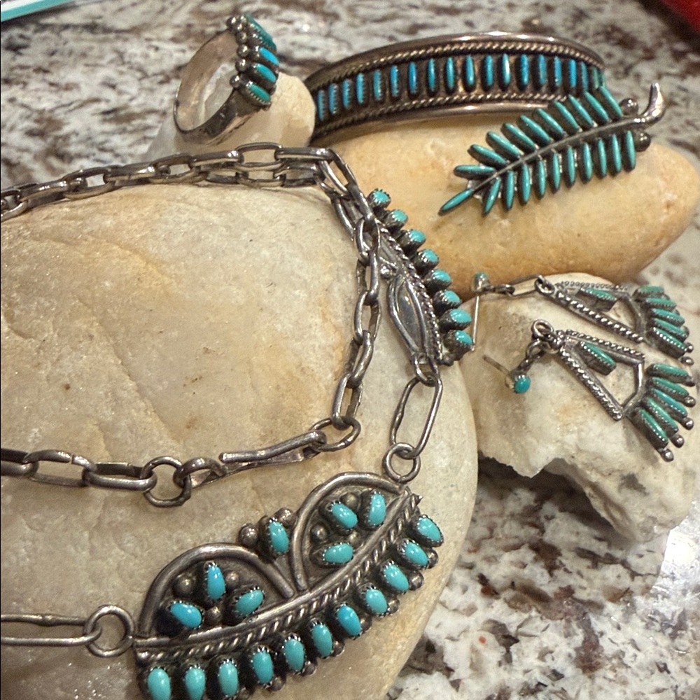 VTG ZUNI NEEDLEPOINT TURQUOISE NECKLACE, CUFF, RING, BROOCH/PENDANT & EARRINGS - Picture 1 of 17